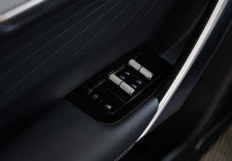 Подержанный автомобиль Geely Atlas 2024 года (18 фото)