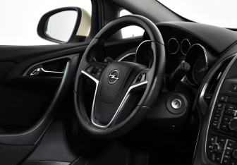 Подержанный автомобиль Opel Astra Hatchback 2013 года (14 фото)