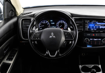 Подержанный автомобиль Mitsubishi Outlander 2015 года (11 фото)