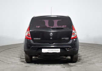 Подержанный автомобиль Renault Sandero 2013 года (6 фото)
