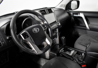 Подержанный автомобиль Toyota Land Cruiser Prado 2012 года (9 фото)