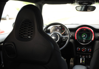 Подержанный автомобиль MINI Hatch 2020 года (26 фото)