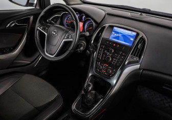 Подержанный автомобиль Opel Astra Hatchback 2011 года (9 фото)