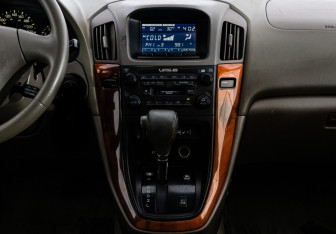 Подержанный автомобиль Lexus RX 2002 года (13 фото)
