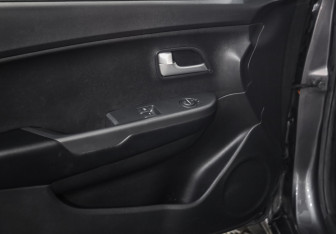 Подержанный автомобиль Kia Rio Sedan 2015 года (16 фото)