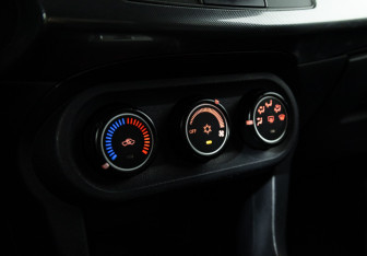 Подержанный автомобиль Mitsubishi Lancer Sedan 2012 года (15 фото)