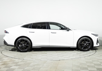 Подержанный автомобиль Changan UNI-V 2023 года (4 фото)