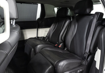 Подержанный автомобиль Kia Carnival 2021 года (10 фото)