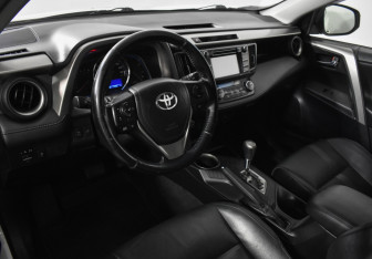 Подержанный автомобиль Toyota RAV4 2015 года (9 фото)