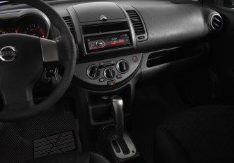 Подержанный автомобиль Nissan Note 2007 года (18 фото)
