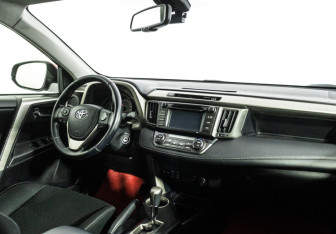 Подержанный автомобиль Toyota RAV4 2014 года (9 фото)