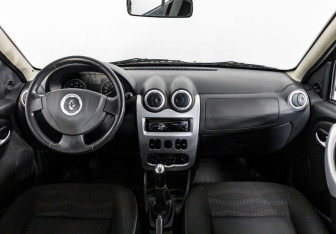 Подержанный автомобиль Renault Sandero 2012 года (10 фото)