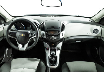 Подержанный автомобиль Chevrolet Cruze Hatchback 2013 года (13 фото)