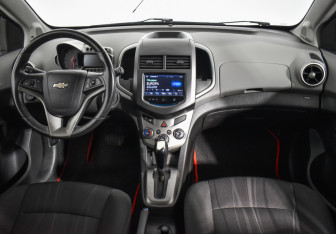 Подержанный автомобиль Chevrolet Aveo Hatchback 2013 года (13 фото)