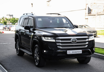 Подержанный автомобиль Toyota Land Cruiser Suv 2022 года (5 фото)
