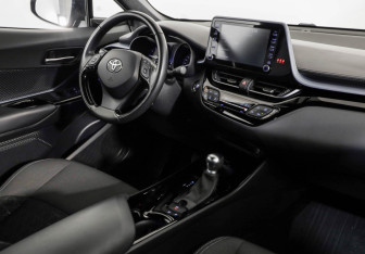 Подержанный автомобиль Toyota C-HR 2021 года (9 фото)