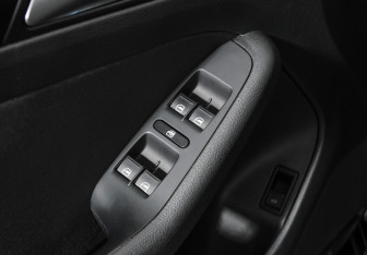 Подержанный автомобиль Volkswagen Jetta Sedan 2013 года (10 фото)