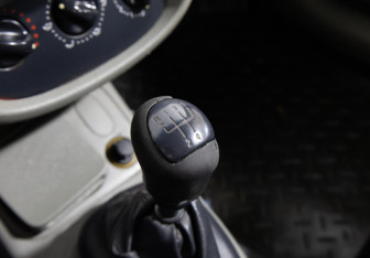 Подержанный автомобиль Renault Symbol 2003 года (12 фото)