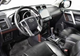 Подержанный автомобиль Toyota Land Cruiser Prado 2015 года (9 фото)
