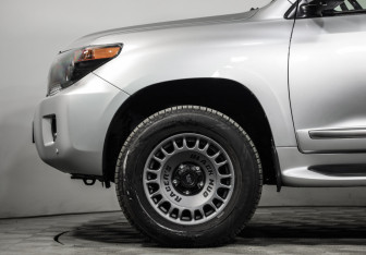 Подержанный автомобиль Toyota Land Cruiser Suv 2014 года (9 фото)