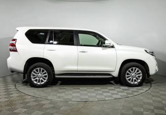 Подержанный автомобиль Toyota Land Cruiser Prado 2015 года (4 фото)
