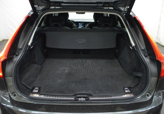 Подержанный автомобиль Volvo V90 2018 года (18 фото)