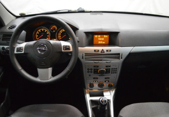 Подержанный автомобиль Opel Astra Sedan 2011 года (14 фото)