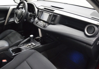 Подержанный автомобиль Toyota RAV4 2017 года (12 фото)