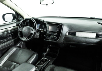 Подержанный автомобиль Mitsubishi Outlander 2015 года (9 фото)
