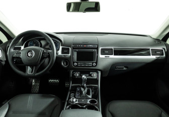 Подержанный автомобиль Volkswagen Touareg 2015 года (13 фото)