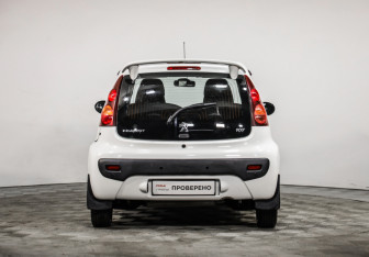 Подержанный автомобиль Peugeot 107 2012 года (6 фото)