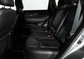 Подержанный автомобиль Nissan X-Trail 2017 года (10 фото)