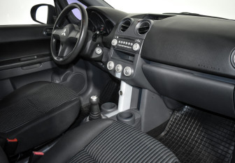 Подержанный автомобиль Mitsubishi Colt Hatchback 2007 года (12 фото)
