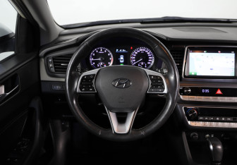 Подержанный автомобиль Hyundai Sonata 2019 года (10 фото)