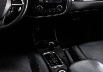 Подержанный автомобиль Mitsubishi Outlander 2013 года (13 фото)