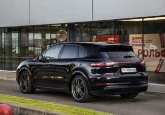 Подержанный автомобиль Porsche Cayenne 2019 года (8 фото)