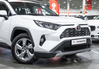 Подержанный автомобиль Toyota RAV4 2021 года (5 фото)