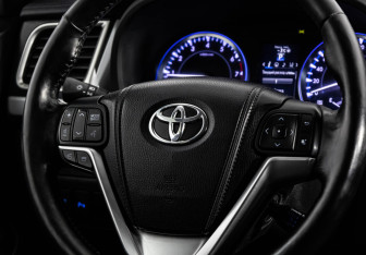 Подержанный автомобиль Toyota Highlander 2014 года (11 фото)