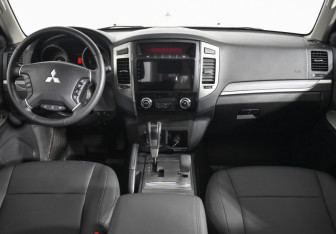 Подержанный автомобиль Mitsubishi Pajero 2021 года (13 фото)