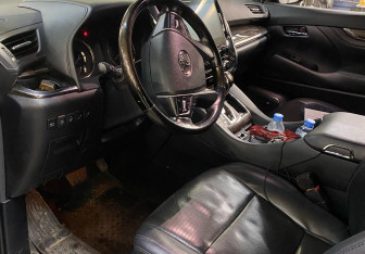 Подержанный автомобиль Toyota Alphard 2021 года (7 фото)