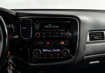 Подержанный автомобиль Mitsubishi Outlander 2013 года (16 фото)