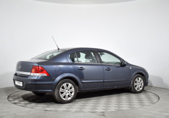Подержанный автомобиль Opel Astra Sedan 2010 года (5 фото)