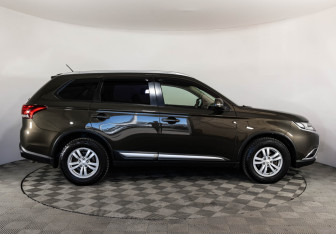 Подержанный автомобиль Mitsubishi Outlander 2016 года (4 фото)