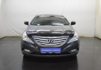 Подержанный автомобиль Hyundai Sonata 2011 года (2 фото)