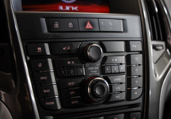 Подержанный автомобиль Opel Astra Sedan 2014 года (10 фото)