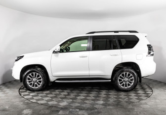 Подержанный автомобиль Toyota Land Cruiser Prado 2016 года (10 фото)