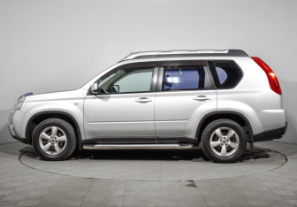 Подержанный автомобиль Nissan X-Trail 2011 года (8 фото)