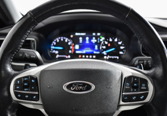 Подержанный автомобиль Ford Explorer 2021 года (18 фото)