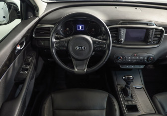Подержанный автомобиль Kia Sorento 2016 года (9 фото)