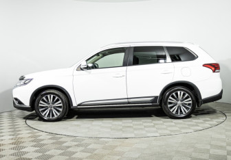 Подержанный автомобиль Mitsubishi Outlander 2019 года (8 фото)